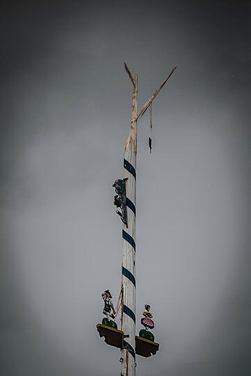 Der Blitz hat den Maibaum völlig zerstört. Die Bilder vom Feuerwehreinsatz in Otting.