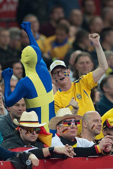 Schrille Outfits, skurrile Masken, schräge Typen, ausgelassene Stimmung: Bei der Handball-Europameisterschaft geben die Fans für ihre Teams tatsächlich alles. Die Bilder aus Polen...