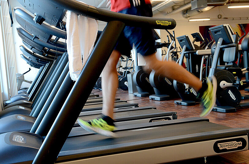 Laufen im Fitness-Studio: Ein Umzug rechtfertigt nicht eine vorzeitige Kündigung des Vertrags.