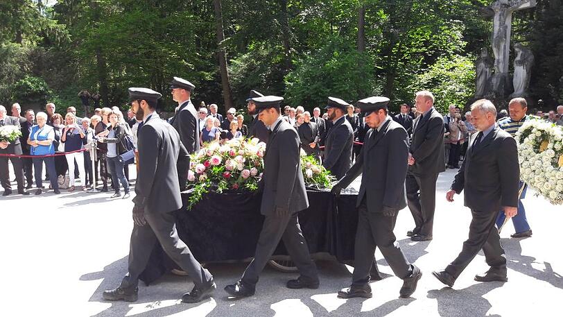 Der rosa-geschmückte Sarg von Christel Sembach-Koch wurde von vier Schimmeln zum Mausoleum der Familie gebracht.