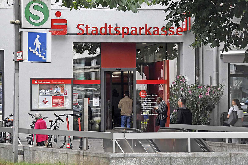 Auf eine Filiale der Stadtsparkasse in der Rosenheimer Straße wurde am Montag ein Raubüberfall verübt.