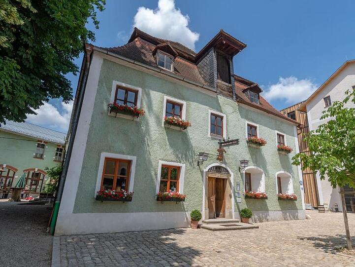 Die Gaststätte Röhrl im Ortszentrum Eilsbrunn in Bayern, laut dem Guinness-Buch das älteste Wirtshaus der Welt. Foto: Armin Weigel/Archiv