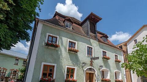 Die Gaststätte Röhrl im Ortszentrum Eilsbrunn in Bayern, laut dem Guinness-Buch das älteste Wirtshaus der Welt. Foto: Armin Weigel/Archiv