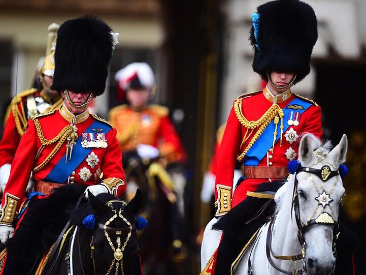 Prinz Charles und Prinz William machen sich auf den Weg vom Buckingham Palast zur Horse Guards Parade.