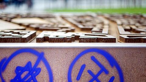 Ein Hakenkreuz und ein durchgestrichener Davidstern sind an einer Gedenkstätte zu sehen. Foto: Daniel Reinhardt/dpa/Archivbild