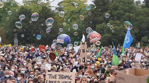 Tausende Menschen bei der Demonstration vor dem Bundestag in Berlin.