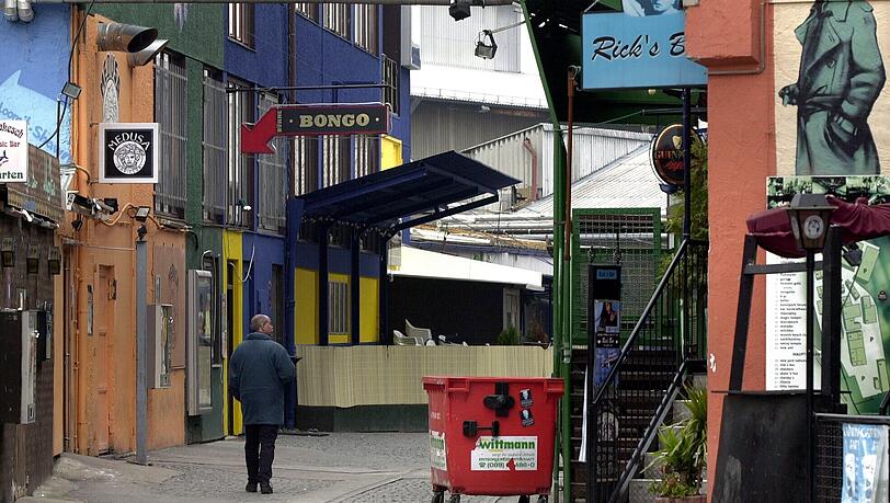 Kurz vor dem Aus 2003 und dem Start der Kultfabrik: Eröffnet im September 1996 in der früheren Knödelfabrik von Pfanni, war der Kunstpark Ost mit monatlich rund 300. 000 Gästen Europas größte Party-Zone. (Archivbild) Kurz vor dem Aus 2003 und dem Start der Kultfabrik: Eröffnet im September 1996 in der früheren Knödelfabrik von Pfanni, war der Kunstpark Ost mit monatlich rund 300. 000 Gästen Europas größte Party-Zone. (Archivbild)