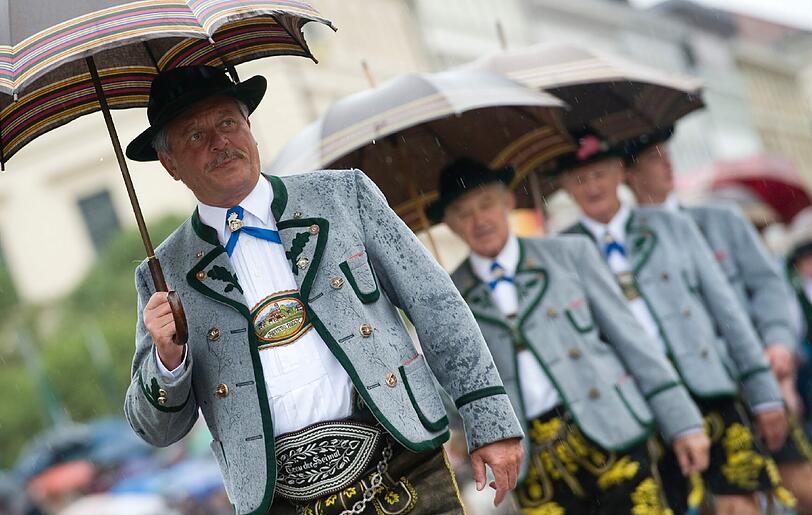 Und die Schirme tun der Pracht des traditionellen Gewands keinen Abbruch.