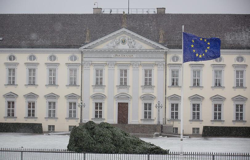 Der entwurzelte Weihnachtsbaum vor dem Schloss Bellevue, dem Amtssitz des Bundespräsidenten Joachim Gauck in Berlin.