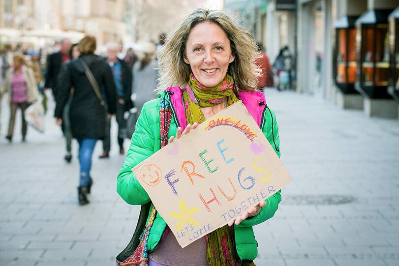 Free Hugs, Gratis-Umarmungen: Die verteilt Lydia in der Münchner Fußgängerzone. &bdquo;Das war heute eine Mutprobe für mich&ldquo;, sagt sie.
