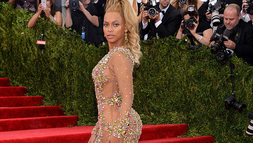 Der Star des Abends: Das Givenchy-Kleid von Beyoncé war praktisch durchsichtig. Nur an den intimen Zonen verdeckten Juwelen das Nötigste. Der Star des Abends: Das Givenchy-Kleid von Beyoncé war praktisch durchsichtig. Nur an den intimen Zonen verdeckten Juwelen das Nötigste.