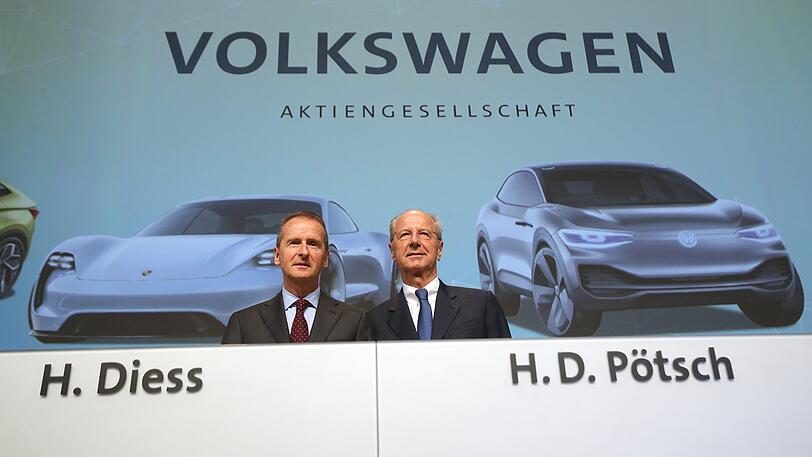 Herbert Diess (l), Vorstandsvorsitzender der Volkswagen AG und Hans Dieter Pötsch, Aufsichtsratsvorsitzender der Volkswagen AG, stellen sich auf der Hauptversammlung 2018 der Volkswagen AG auf dem Berliner Messegelände den Fotografen.