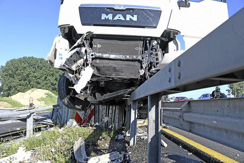 Am Dienstagmorgen ist ein Lkw-Fahrer bei der Ausfahrt Aschheim gegen eine Leitplanke gefahren - er verstarb später im Krankenhaus.