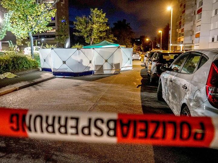 Tatort in Stuttgart: Das 36 Jahre alte Opfer wurde nach Polizeiangaben im Zuge eines Streits mit einem "schwertähnlichen Gegenstand" erstochen.