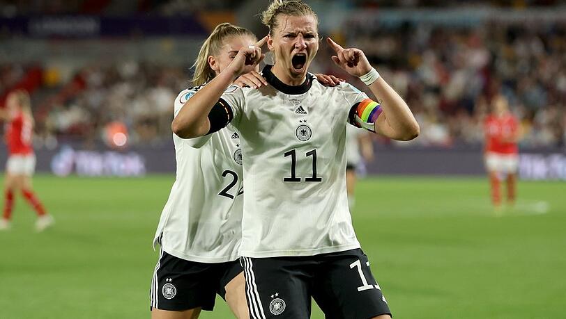 Torgarantin Alexandra Popp (v.) hat mit ihren sechs Turniertreffern maßgeblich zu Deutschlands Einzug ins EM-Finale beigetragen. Torgarantin Alexandra Popp (v.) hat mit ihren sechs Turniertreffern maßgeblich zu Deutschlands Einzug ins EM-Finale beigetragen.