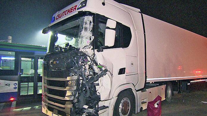 Ein Sattelzug ist in Oberschleißheim beim Abbiegen in einen Bus gekracht.