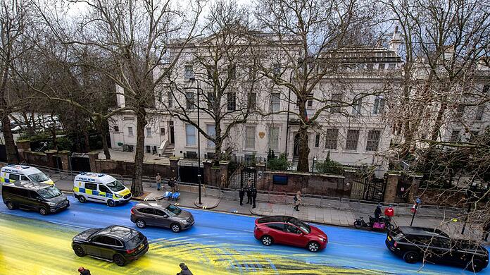 Kurz vor dem ersten Jahrestag des Krieges in der Ukraine leuchtet die Straße vor der russischen Botschaft in London blau-gelb.
