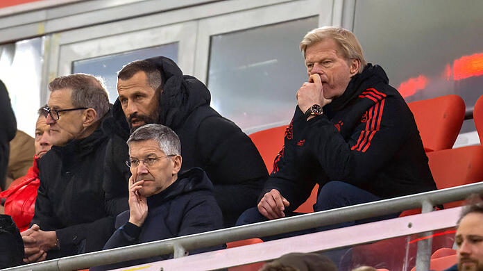 Die mächtig bediente Führungsriege der Bayern am Dienstagabend auf der Tribüne der Allianz Arena.