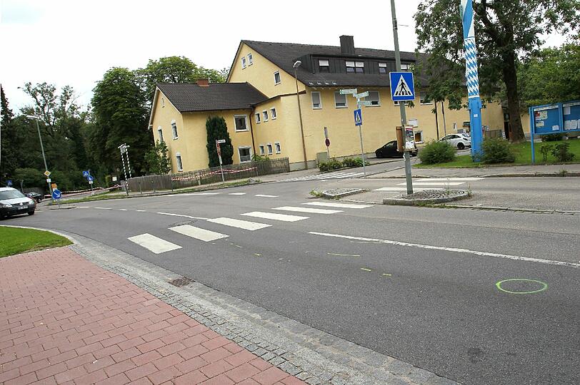 Auf diesem Zebrastreifen (li) wird Marie (8) am Mittwoch angefahren: Mit leuchtend grüner Farbe haben Polizisten die Spuren des tragischen Unfalls markiert.