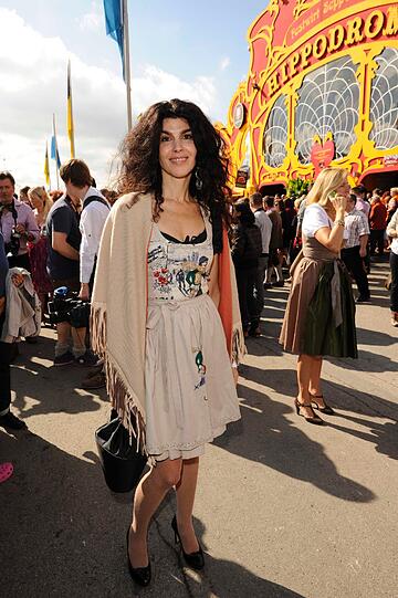 Alessandra Pocher, Claudia Effenberg und Co: Video: Promiandrang auf der Damenwiesn - Oktoberfest - Abendzeitung München