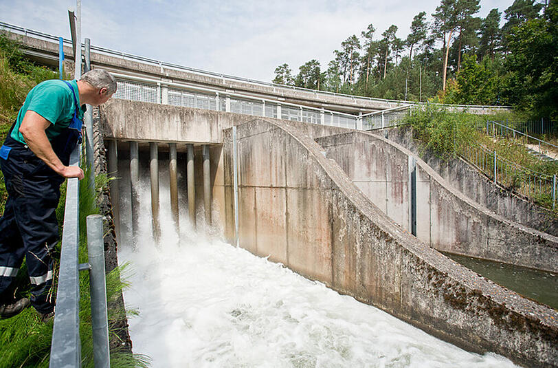 Über das Reservesystem Brombachsee gelangen 25 Millionen Kubikmeter Wasser über die schwäbische Rezat in Rednitz und Main. Die monatelange Trockenheit setzt nach Behördenangaben vielerorts in Nordbayern Flüssen, Bächen und dem Grundwasserspiegel zu.