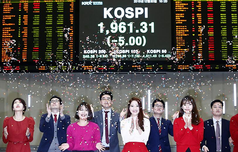 ... oder hier Händler in der Börse von Seoul, die den letzten Handelstag des Jahres feiern.