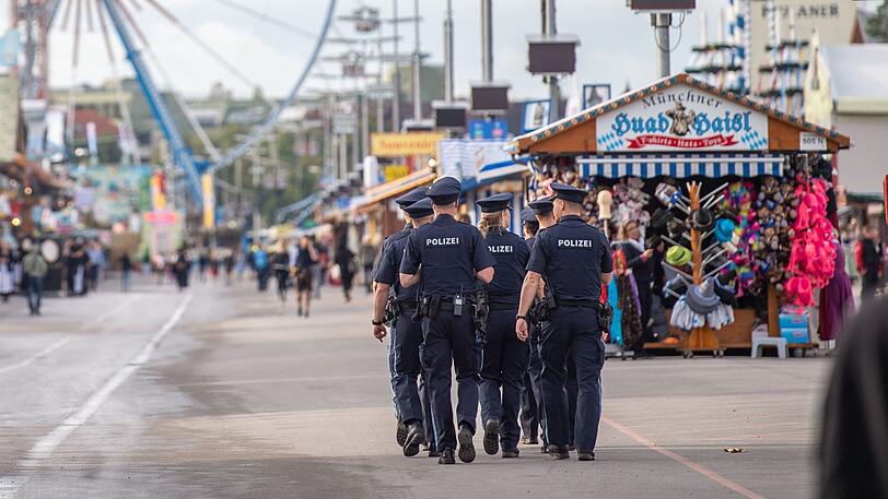 Polizisten gehen über die Wiesn. (Symbolbild)