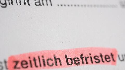 Auf einem Arbeitsvertrag steht "zeitlich befristet".