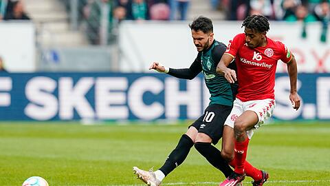 Bremens Leonardo Bittencourt (r) und der Mainzer Leandro Barreiro kämpfen um den Ball.