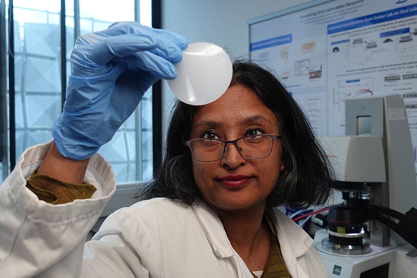 Lebensmittelforscherin Anwesha Sarkar hat in Leeds eine künstliche Zunge aus Silikon entwickelt. Auf ihr testet sie pflanzenbasierte Lebensmittel und optimiert das Mundgefühl. Lebensmittelforscherin Anwesha Sarkar hat in Leeds eine künstliche Zunge aus Silikon entwickelt. Auf ihr testet sie pflanzenbasierte Lebensmittel und optimiert das Mundgefühl.