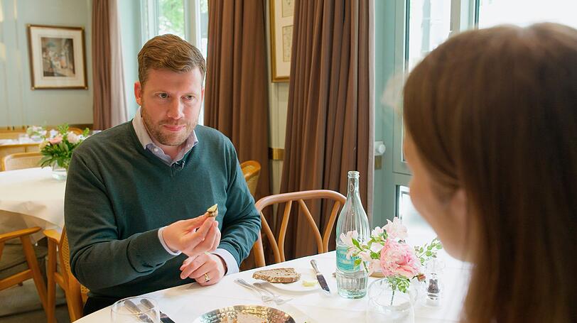 Beim Besuch in einem Sterne-Restaurant erklärt der Leiter der "Knigge-Akademie" Clemens Graf von Hoyos, warum Stil dem Adel bis heute so wichtig ist. Beim Besuch in einem Sterne-Restaurant erklärt der Leiter der "Knigge-Akademie" Clemens Graf von Hoyos, warum Stil dem Adel bis heute so wichtig ist.