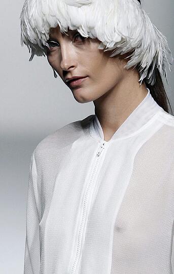 Bei der Fashion Week in Madrid lassen Models für Mercedes-Benz tief blicken. In der Welt der "Stars und Sternchen" gibt es genügend Beispiele für extrem offenherzige Mode - klicken Sie sich in der Bilderstrecke durch die größten Kleiderpannen und Hingucker der Promis.