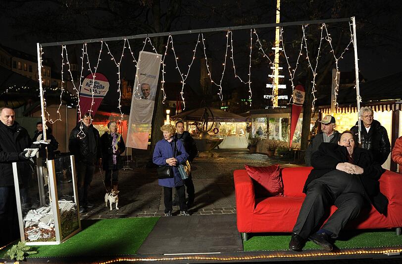 Ottfried Fischer ließ sich am Viktualienmarkt für den guten Zweck mit Geld aufwiegen.