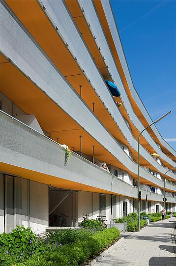 Aschenbrennerstraße 32-40: Bauherr: GWG, München, Architekten: bogevischs buero architekten, München, Besonderheit: Die Fassade folgt prismenartig der Straße