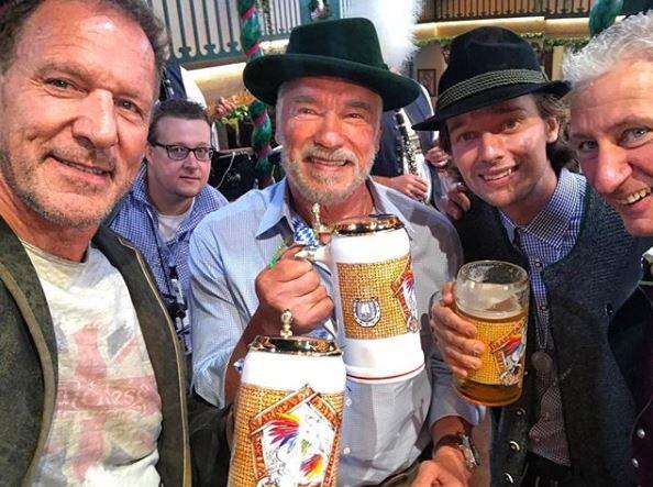 Ralf Moeller, Arnold Schwarzenegger mit Sohn Patrick und Marstall-Wirt Siegfried Able