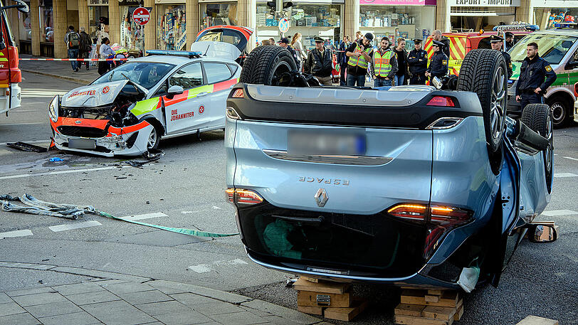 Schwerer Unfall im Bahnhofsviertel - ein Renault krachte in ein Einsatzfahrzeug der Johanniter. Die Bilder.