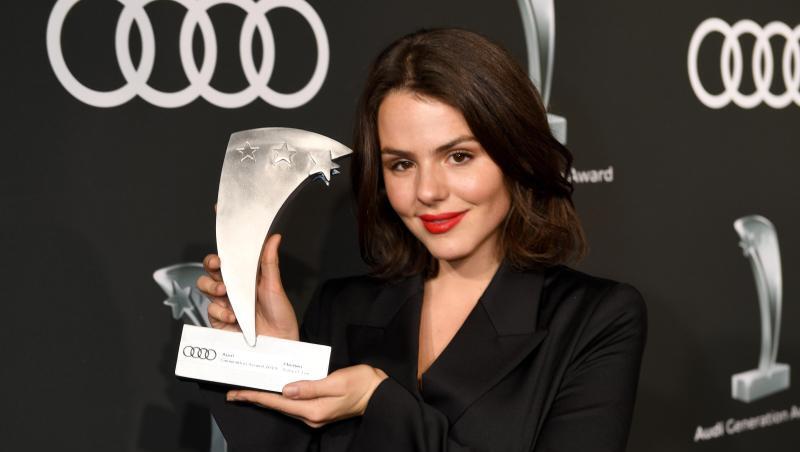 Ruby O. Fee steht mit ihrem Preis auf dem roten Teppich. Foto: Felix Hörhager/dpa Ruby O. Fee steht mit ihrem Preis auf dem roten Teppich. Foto: Felix Hörhager/dpa
