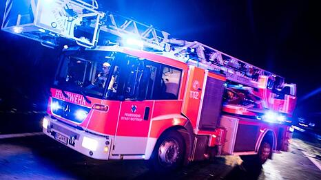 Der Sachschaden liegt laut Feuerwehr im mittleren f&uuml;nfstelligen Bereich. (Symbolbild)