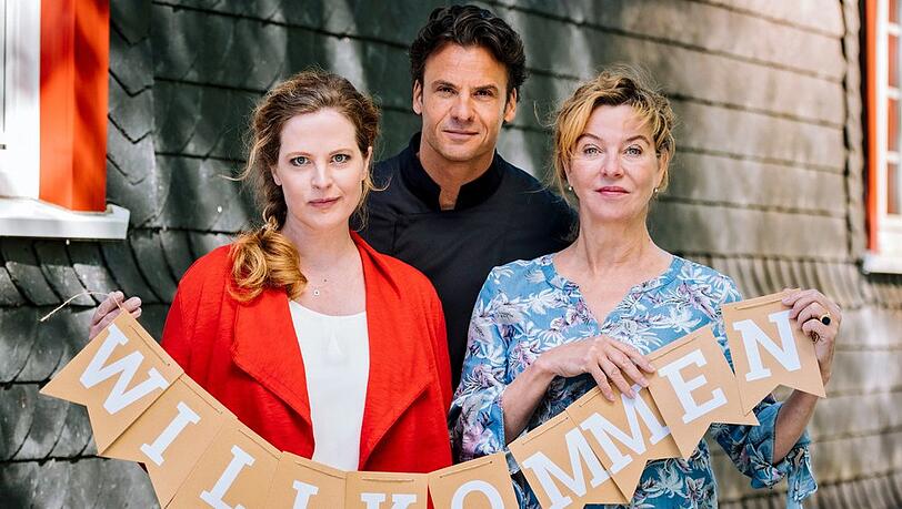 "Meine Mutter traut sich was": Eifel-Wirtin Antonia "Toni" Janssen (Diana Amft), ihre Mutter Heidi (Margarita Broich) und Rufus van Berg (Stephan Luca). "Meine Mutter traut sich was": Eifel-Wirtin Antonia "Toni" Janssen (Diana Amft), ihre Mutter Heidi (Margarita Broich) und Rufus van Berg (Stephan Luca).