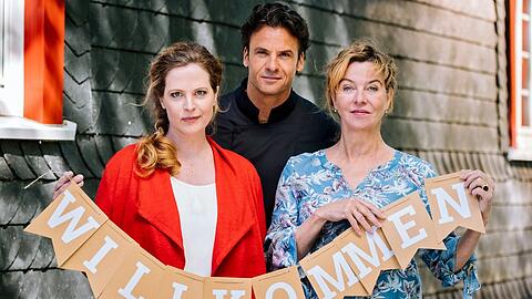 "Meine Mutter traut sich was": Eifel-Wirtin Antonia "Toni" Janssen (Diana Amft), ihre Mutter Heidi (Margarita Broich) und Rufus van Berg (Stephan Luca).