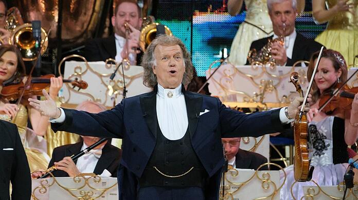 André Rieu vor seinem Johann Strauss-Orchester auf seiner derzeitigen, großen Konzerttournee.