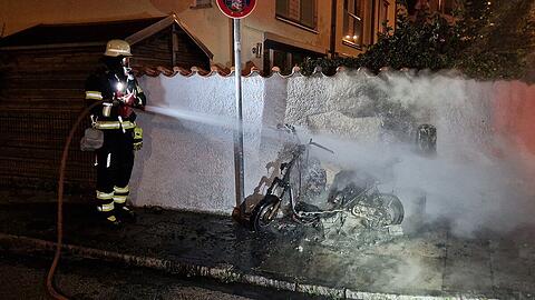 Die Feuerwehr löscht einen brennenden Motorroller in Laim.
