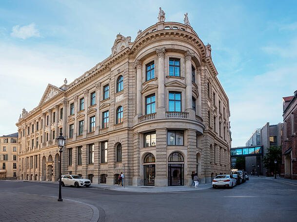 Das Rosewood Munich geh&ouml;rt zur Hotelsparte der Sch&ouml;rghuber Gruppe. Das F&uuml;nf-Sterne-Plus-Luxusresort in der Kardinal-Faulhaber-Stra&szlig;e gilt als eines der teuersten Hotelprojekte M&uuml;nchens.