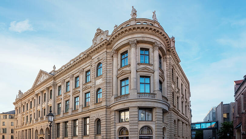 Das Rosewood Munich gehört zur Hotelsparte der Schörghuber Gruppe. Das Fünf-Sterne-Plus-Luxusresort in der Kardinal-Faulhaber-Straße gilt als eines der teuersten Hotelprojekte Münchens. Das Rosewood Munich gehört zur Hotelsparte der Schörghuber Gruppe. Das Fünf-Sterne-Plus-Luxusresort in der Kardinal-Faulhaber-Straße gilt als eines der teuersten Hotelprojekte Münchens.