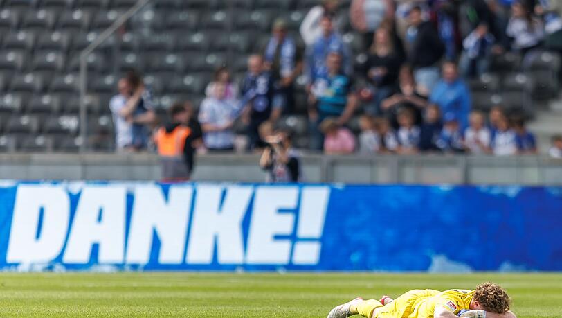 Frust pur: F&uuml;rths Torwart Silas Pr&uuml;frock liegt nach dem Schlusspfiff entt&auml;uscht am Boden.
