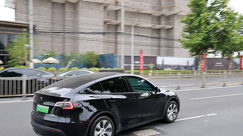 Mit einem solchen Fahrzeug, einem Tesla Modell Y, baute der 22-J&auml;hrige den Unfall.