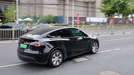 Mit einem solchen Fahrzeug, einem Tesla Modell Y, baute der 22-J&auml;hrige den Unfall.