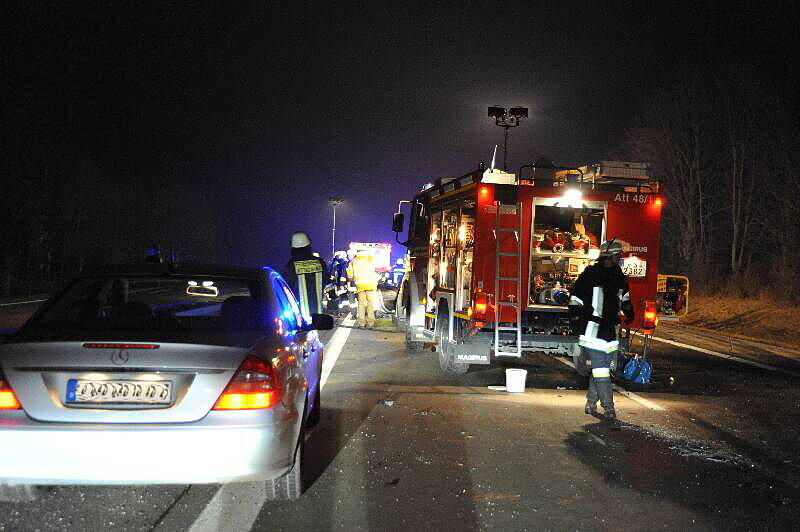 Rettungskräfte im Einsatz nach dem Unfall auf der A 92