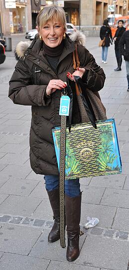 Am Donnerstagmorgen startete der Verkauf der neuen Versace-Kollektion bei H&M: Bereits in der Nacht standen die Münchener Schlange vor der H&M-Filiale in der Kaufinger Straße. Die AZ war beim Ansturm auf Versace dabei.