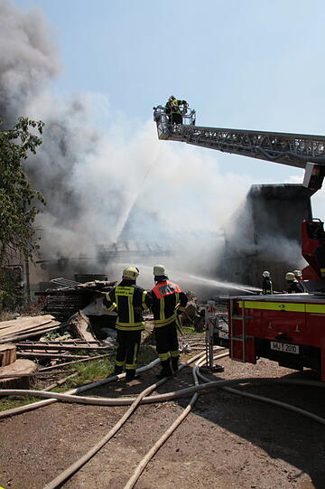 In Polling im Landkreis Mühldorf am Inn ist am Mittwoch eine Heizungsanlage abgebrannt - die Feuerwehr rückte mit einem Großaufgebot an. Der Schaden soll immens sein.